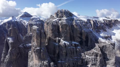 Antenne-Der-Malerischen-Berge-In-Der-Sella-Gruppe,-Die-Mit-Schnee-Bedeckt-Sind,-Italienische-Dolomiten