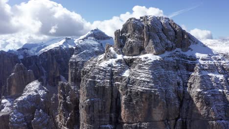 Beeindruckende-Schneebedeckte-Berge-Der-Sellagruppe-In-Den-Italienischen-Dolomiten---Lkw-luftaufnahme
