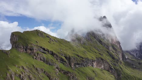 Malerische-Luftaufnahme-Des-Seceda-berges-In-Weißer-Wolke,-Südtirol