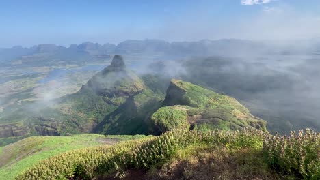 Tenues-Nubes-Sobre-Cumbres-En-El-Santuario-De-Vida-Silvestre-Kalsubai-harishchandragad-En-Ghats-Occidentales,-Maharashtra-India