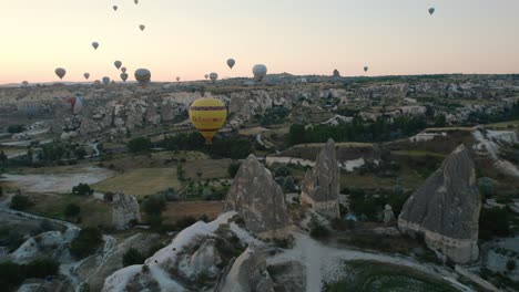 Magische-Aussichten-Auf-Heißluftballons-Bei-Sonnenaufgang