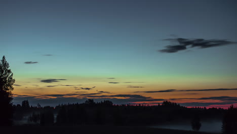 Sonnenuntergang-Im-Zeitraffer-Mit-Sich-Bewegenden-Wolken-Dramatischer-Himmel-Mit-Sich-Bewegenden-Wolken-über-Der-Silhouette-Von-Bäumen-Landschaft