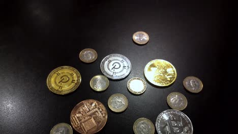 Euromünzen-Gemischt-Mit-Kryptomünzen-Bitcoin-Und-Polkadot,-Die-Helles-Licht-Auf-Schwarzem-Hintergrund-Reflektieren,-Echtes-Geld,-Digitale-Blockkettenzahlungen,-Web-3,-Nahaufnahme,-Die-Sich-Weg-Und-Zurück-Bewegt,-Galizien,-Spanien