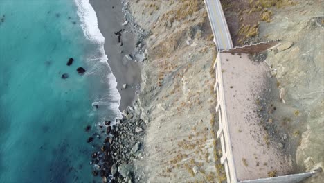 Top-Down-Drone-shot-of-Big-Sur,-CA-Mountains,-Ocean,-and-the-Pacific-Coastal-Highway