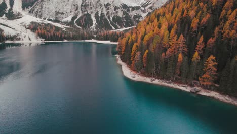 4K-Herbst-Herbst-Drohne-Antenne-Lago-Di-Braies-Pragser-Wildsee-Dolomiten-Italien