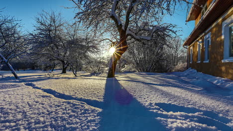 Zeitraffer-Sonnenuntergang-über-Einem-Landhaus-Mit-Angrenzendem,-Schneebedecktem-Obstgarten