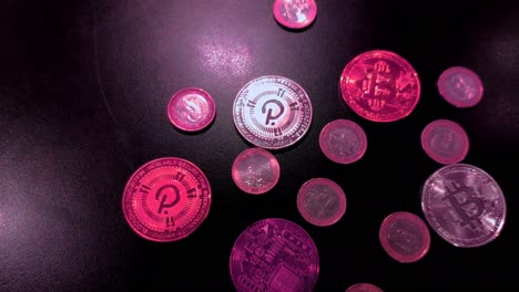 Bitcoin--Und-Polkadot-münzen-Mit-Violetten-Ein-euro-münzen,-Roter-Bärenmarkt,-Web-3-Blockchain,-Digitale-Zahlungen,-Lichtreflexionen,-Makroaufnahme-Im-Vordergrund-Des-Kranaufgangs,-Galizien,-Spanien