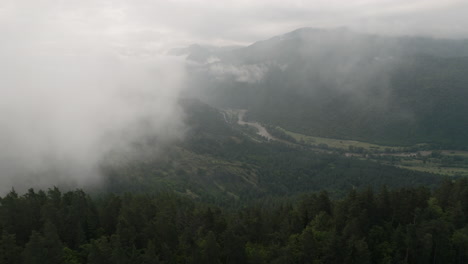 Moody-Sky-Sobre-Exuberantes-Montañas-Forestales-Con-El-Río-Mtkvari-En-El-Fondo-Cerca-De-La-Reserva-Natural-De-Borjomi-En-Georgia