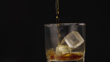 Alkohol-Wird-In-Ein-Glas-Mit-Eiswürfeln-Gegossen