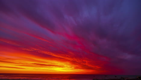Feuerroter-Himmel-Spiegelte-Sich-Im-Sommer-Bei-Sonnenuntergang-Auf-Der-Meeresoberfläche-Wider