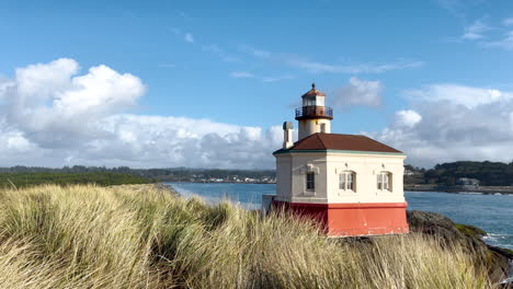 Coquille-River-Lighthouse-in-Bandon,-Oregon.-Panning-shot