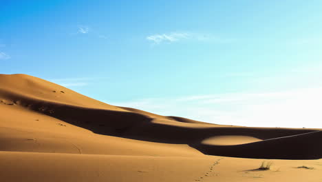 Lapso-De-Tiempo-Del-Desierto-De-Marruecos-En-El-Día-Del-Cielo-Azul