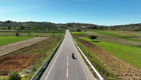 Motociclista-Que-Viaja-En-Un-Camino-De-Pueblo-Vacío-Montando-Un-Helicóptero