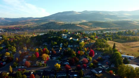 Us,-Oregon,-Phoenix---Drohnenflug-über-Wohngebieten-Im-Herbst