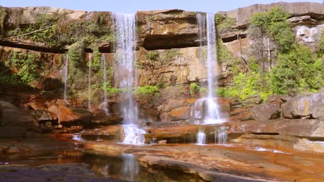 Unberührter-Natürlicher-Wasserfall,-Der-Tagsüber-Von-Der-Bergspitze-In-Wälder-Fällt