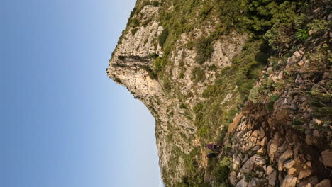 4k-Vertikale-Aufnahme-Von-Felsformationen-Der-Bergklippe