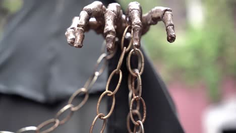 Hand-of-a-skeleton-holding-a-chain
