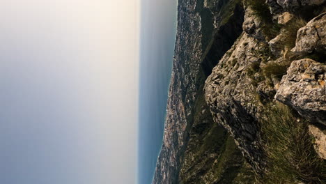 Vertikaler-Schuss-4k-Einer-Schönen-Aussicht-Auf-Die-Stadt-Marbella-Von-Der-Spitze-Des-Berges-La-Concha,-Marbella,-Spanien