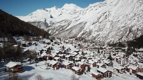 Drone-View-Of-Saas-Fee-Village,-Suiza,-Alpes-Suizos