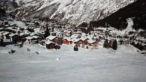 Pueblo-De-Saas-Fee-Por-Drone,-Alpes-Suizos,-Suiza
