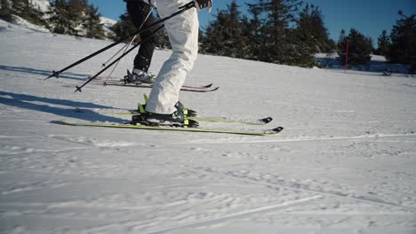Seguimiento-De-Esquís-En-Cámara-Lenta-De-4k-Desde-El-Lado-Que-Va-A-Alta-Velocidad-A-Través-De-La-Nieve-En-Una-Pendiente-En-Noruega-En-Un-Día-Soleado-Con-Cielo-Azul