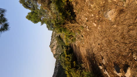 4k-Vertikale-Aufnahme-Des-Wanderweges,-Der-Zu-Einer-Bergklippe-Bei-La-Concha,-Marbella,-Spanien-Führt