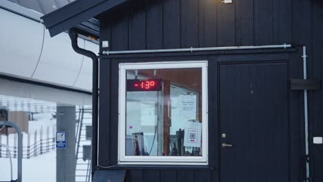 Sign-at-ski-resort-showing--13-degrees-celcius-temperature-on-a-cold-winter-morning-in-Norway