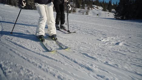 4k-Zeitlupe-Nahaufnahme-Von-Skiern-Im-Schnee,-Die-An-Einem-Sonnigen-Tag-In-Norwegen-Mit-Hoher-Geschwindigkeit-Auf-Der-Piste-Bergab-Fahren
