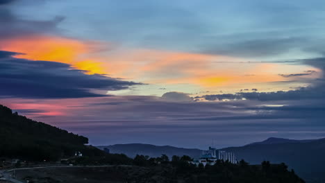 Zeitraffer-Von-Orangefarbenen-Sonnenuntergangswolken-In-Marokko