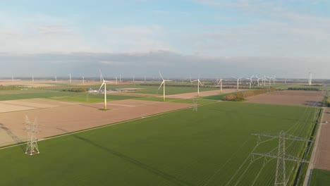 Vasto-Paisaje-De-Tierras-De-Cultivo-Con-Turbinas-Eólicas-Giratorias-En-Flevoland,-Países-Bajos