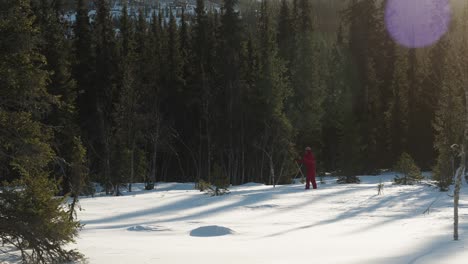 Langläufer,-Die-An-Einem-Sonnigen-Wintertag-Langsam-Durch-Den-Tiefen-Und-Weichen-Schnee-Abseits-Der-Strecke-In-Der-Verschneiten-Landschaft-Norwegens-Fahren
