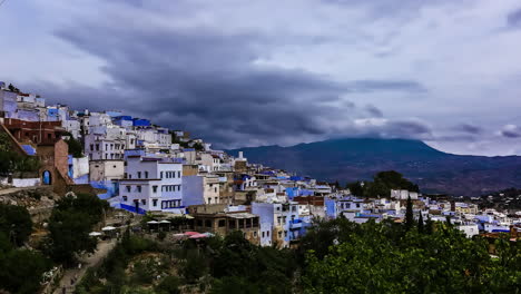 Zeitrafferansicht-Von-Grauen-Gewitterwolken,-Die-über-Chefchaouen-Im-Nordwesten-Marokkos-Rollen