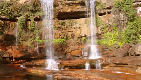 Unberührter-Natürlicher-Wasserfall,-Der-Tagsüber-Von-Der-Bergspitze-In-Wälder-Fällt