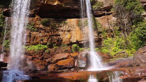 Unberührter-Natürlicher-Wasserfall,-Der-Tagsüber-Von-Felsen-In-Wäldern-Aus-Verschiedenen-Winkeln-Fällt.-Video-Wurde-Bei-Phe-Phe-Fall-Meghalaya-Indien-Aufgenommen