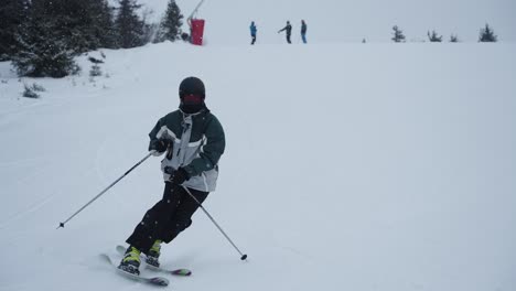 4k-Zeitlupe-Des-Skifahrers-Beim-Telemark-Rennen-Im-Schnee-Auf-Der-Piste,-Während-Es-In-Norwegen-Bewölkt-Ist-Und-Schneit
