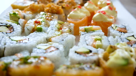 Langsamer-Push-In-Shot-über-Gemischten-Teller-Mit-Lecker-Aussehendem-Sushi