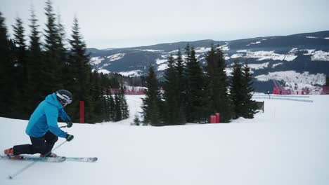 Tracking-Eines-Erfahrenen-Telemark-Skifahrers,-Der-An-Einem-Bewölkten-Wintertag-In-Norwegen-Mit-Kleinen-Kurven-Die-Piste-Schnell-Hinunterfährt