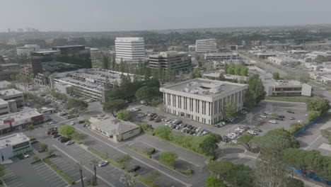 Aerial-flyover-of-buildings-in-Irvine,-California