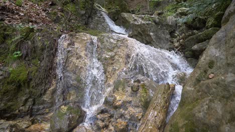 Zeitlupenaufnahme-Eines-Fließenden-Frischen-Wasserfallstroms-Mit-Grüner-Alge-Im-Wald---Nahaufnahme-4k
