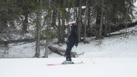 Grupo-De-Esquiadores-Principiantes-Esquiando-Lentamente-Por-La-Cámara-Cuesta-Abajo-En-Una-Línea-En-Un-Día-Nublado-De-Invierno-En-Una-Estación-De-Esquí-En-Noruega