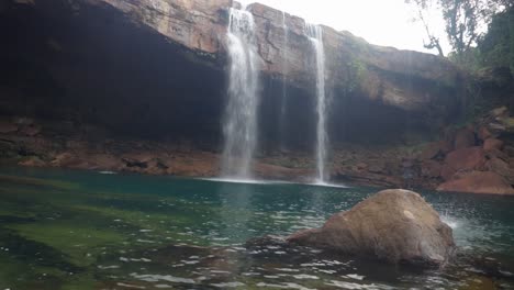 Junger-Mann-Springt-In-Den-Natürlichen-Wasserfall,-Der-Morgens-Vom-Berggipfel-Fällt-Video-Aufgenommen-Am-Krangsuri-Wasserfall-Meghalaya-Indien