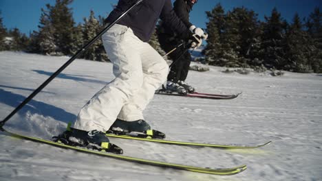 4K-Zeitlupe-Einer-Skifahrerin,-Die-An-Einem-Sonnigen-Wintertag-Mit-Blauem-Himmel-In-Einem-Skigebiet-In-Norwegen-Mit-Hoher-Geschwindigkeit-Im-Schnee-Schnitzt