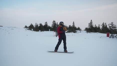 4K-Verfolgung-Des-Mannes-Auf-Dem-Snowboard,-Der-Mit-Hoher-Geschwindigkeit-Auf-Der-Piste-Bergab-Fährt-Und-Eine-Gute-Zeit-Im-Skigebiet-In-Norwegen-Hat