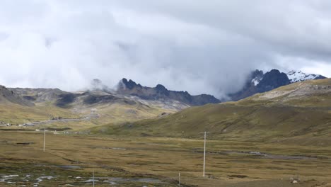 Zeitraffer-Von-Wolken,-Die-über-Berge-In-Den-Peruanischen-Anden-Rollen