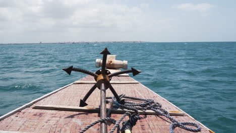 Bow-deck-of-seaborne-wooden-boat-with-grappling-anchor-and-rope