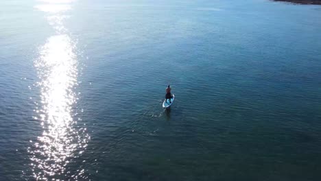 Paddle-Surf-En-Solitario-Frente-A-La-Costa-Sureste-De-Inglaterra