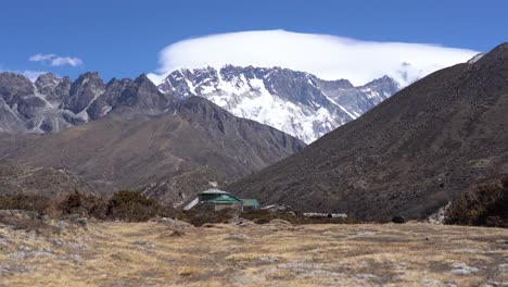 Ein-Zeitraffer-Von-Wolken-über-Den-Gipfeln-Des-Himalaya-gebirges-In-Nepal