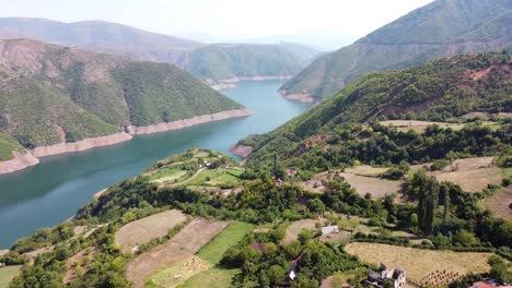 Drin-Fluss-Bei-Fierze,-Albanien---Luftaufnahme-Des-Grünen-Tals-Und-Des-Wasserreservoirs-In-Richtung-Komansee