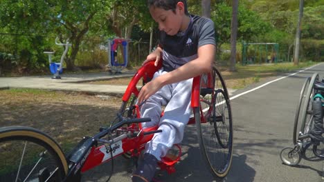 Un-Niño-Con-Discapacidad-Preparándose-Para-Andar-En-Handbike-En-Una-Carrera-De-Paraciclismo