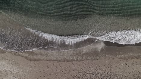 Top-down-view-of-waves-on-the-beach
